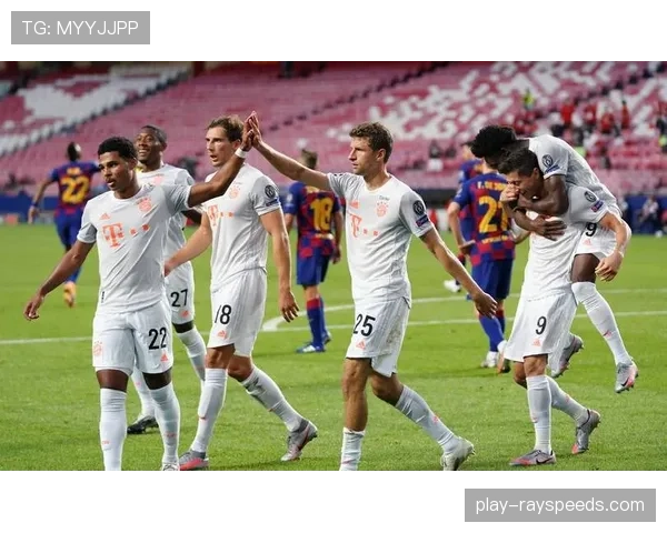 镜头捕捉：拜仁中卫于帕梅卡诺指挥防线造越位瞬间